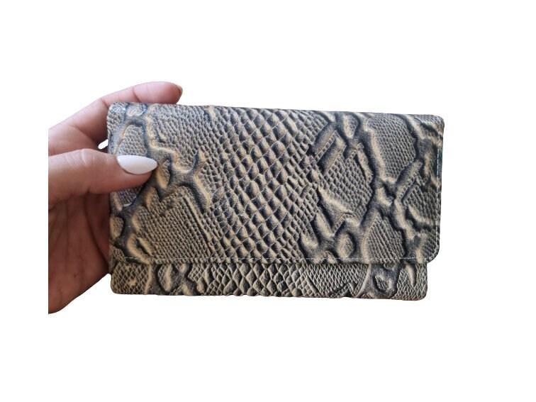 Embossed Snake Print Leather Wallet: Zippered Bifold Clutch