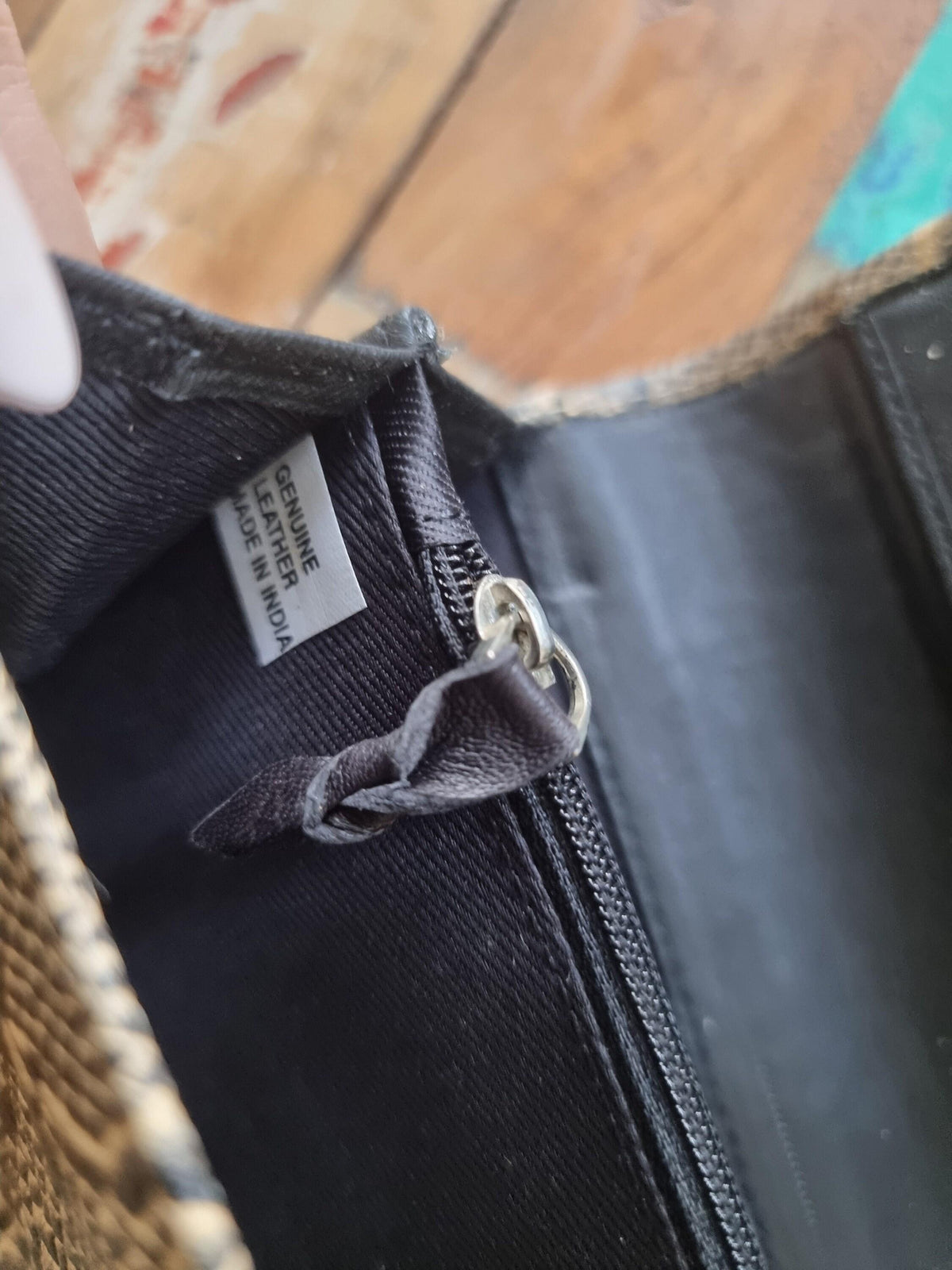 Embossed Snake Print Leather Wallet: Zippered Bifold Clutch