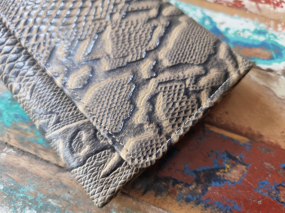 Embossed Snake Print Leather Wallet: Zippered Bifold Clutch