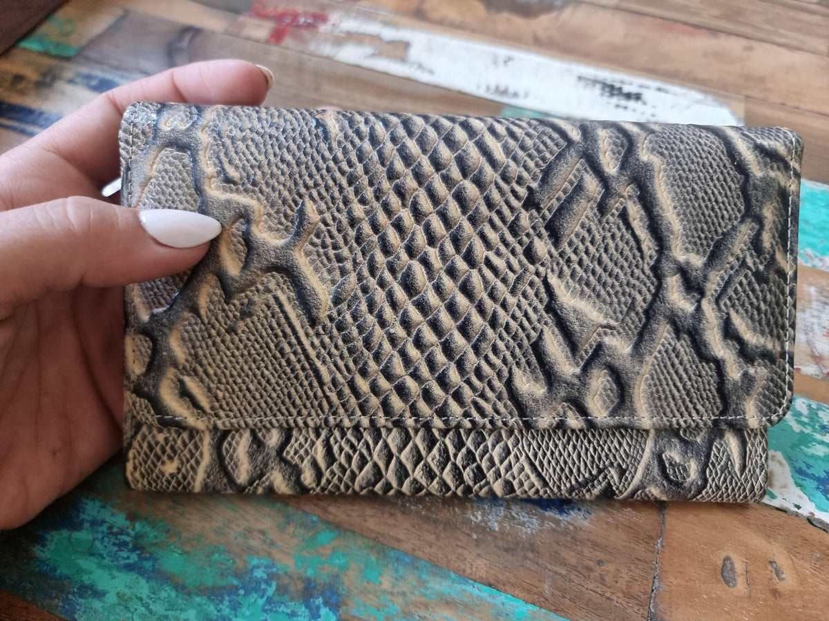 Embossed Snake Print Leather Wallet: Zippered Bifold Clutch
